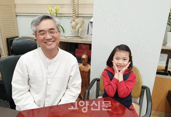 10년을 함께 해온 유용우 원장과 나윤양이 환하게 웃고 있다. 유 원장은 