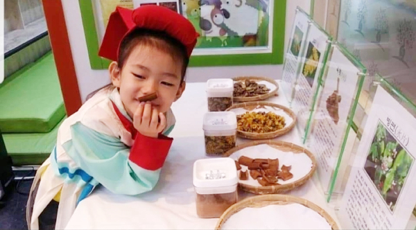 ‘허준대장금 한방체험’에 참여해 다양한 한약재를 체험하고 있는 나윤 어린이.