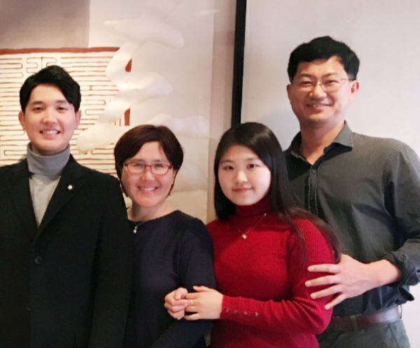 임성미 씨 가족. 선우(사진 왼쪽에서 세 번째)양의 이름은 유용우 원장이 직접 지어주었다. 