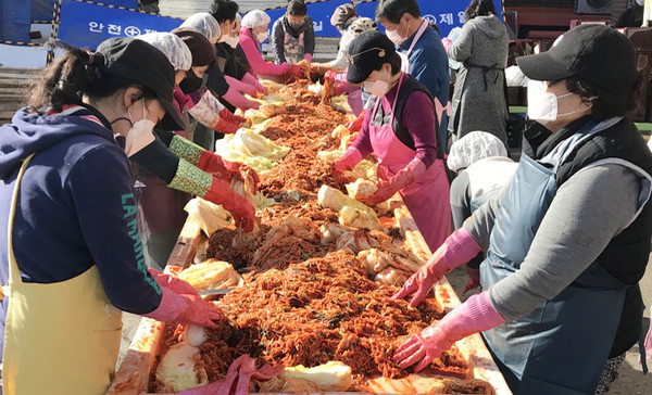 풍산동 주민협의체가 지역 주민들과 함께 지역의 어려운 이웃에 전달하기 위해 김치를 담그고 있다.