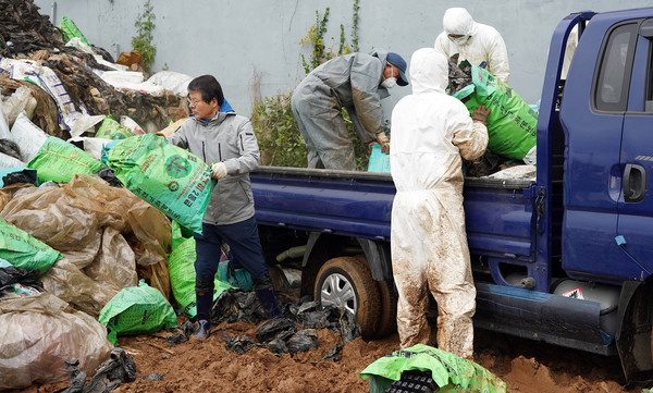 김진의 일산농협 조합장과 관계자들이 영농폐기물 수거작업을 진행하고 있다.