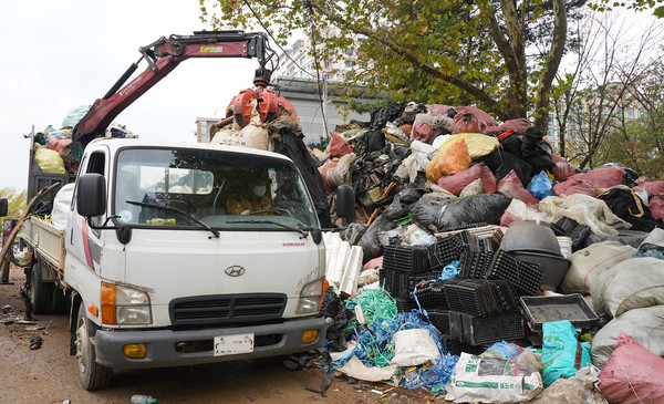 곳곳에 영농폐기물을 치우고 있는 폐기물 수거 차량