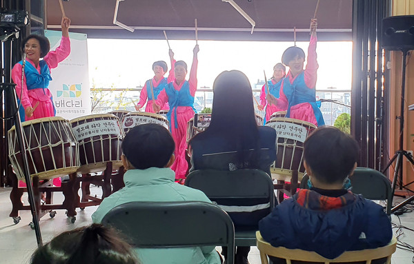 주교동이 작은 음악회를 열어 코로나19로 지친 주민들에게 작은 휴식을 선사했다.