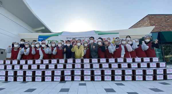 김장김치 나누기에는 지도농협 고향주부모임과 임직원, 덕양구청, 농협고양시지부 등이 동참했다.