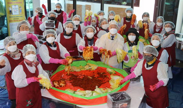 겨울김장 전달로 따뜻한 마음을 전달하려 김치를 담그는 지도농협 봉사단과 관계자들.