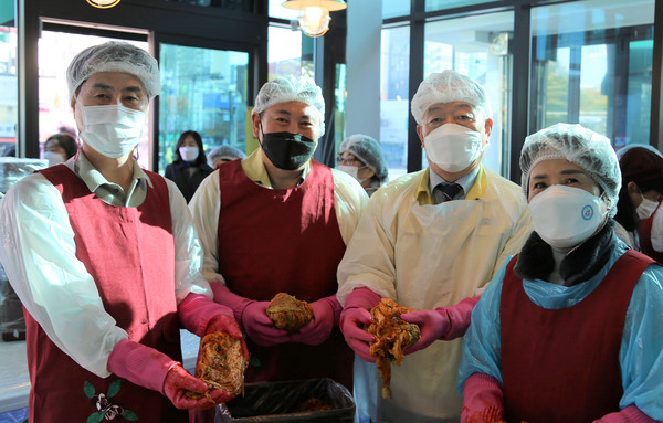 사진 왼쪽부터) 김재득 농협고양시지부장, 명재성 덕양구청장,장순복 지도농협 조합장, 문미영 여사.