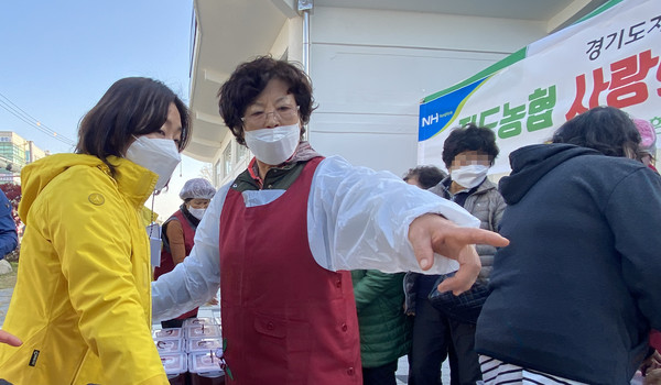 윤화순 고향주부모임 회장(오른쪽)과 서윤희 지도농협 여성복지과장(왼쪽)이 김장나눔을 이야기하고 있다.