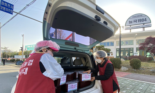 지도농협 여성봉사대가 각 동의 차에 김장을 싣고 있다.