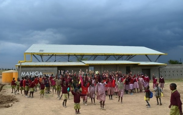 아프리카 케냐 마히가 호프 고등학교의 '빗물커튼'.
