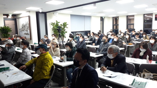 제1기 고양시민녹색건축교실 참가자들이 첫날 강의를 경청하고 있다. 