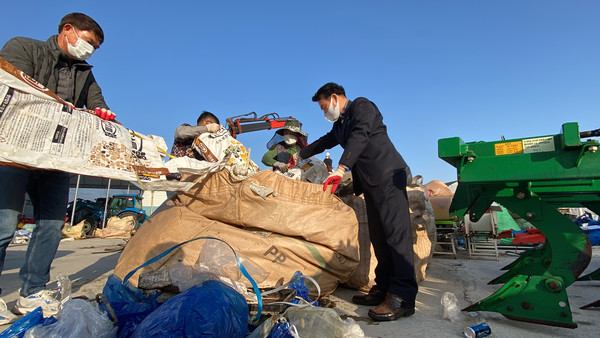 임용식 송포농협 조합장(오른쪽)이 김기운 농촌지도자 송포지구회장과 분리수거를 하고 있다.