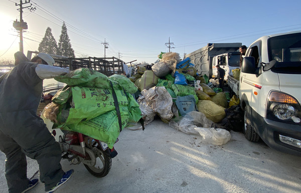 오토바이에 폐자재를 실어온 한 농민. 두 번을 왔다갔다 했다.