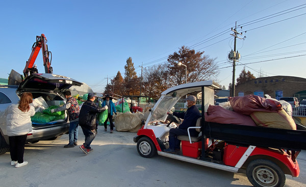  농민들은 작은 차부터 큰 차까지 다양한 이동수단을 동원해 농업용 폐자재를 운반히고 있다.