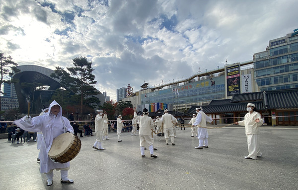 김병철 고문과 진밭두레보존회 두레패의 지경다지기