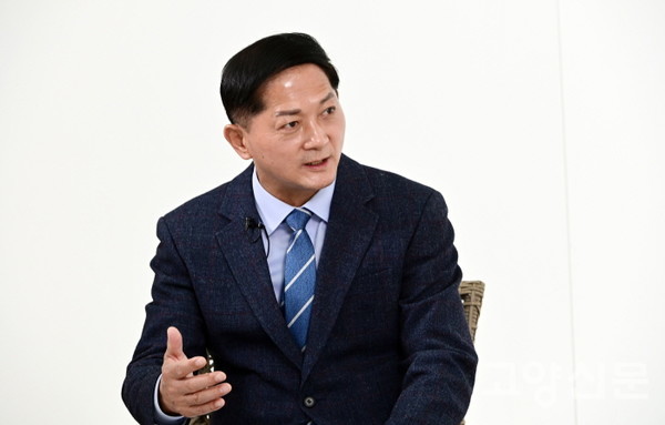 시민들이 제안한 의제들에 대해 공감을 나눈 이재준 고양시장. [사진제공=사회적협동조합 마당]