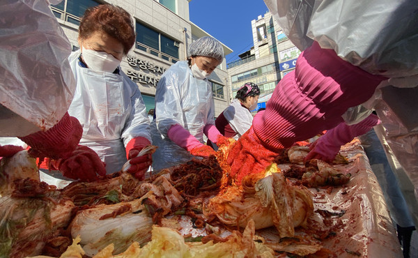 일산2동 관계자들이 지역을 위한 김장김치를 담그고 있다.