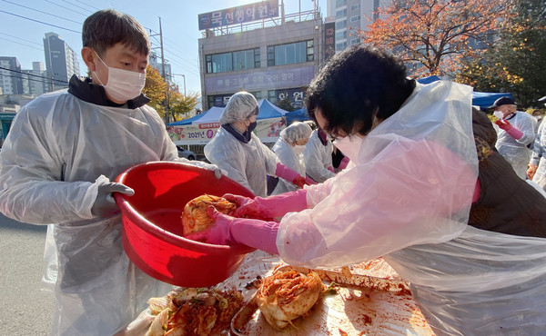 백진규 일산2동장(왼쪽)이 김장배추를 나르기 위해 준비하고 있다.