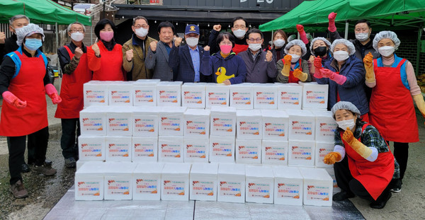 국가유공자에게 정을 나누는 뜻깊은 시간을 가진 고양시재향군인회와 관계자들.