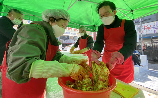구자현 회장(오른쪽)이 봉사자들과 함께 김장을 담그고 있다.