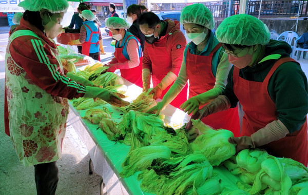 김장봉사를 하고 있는 참가자들