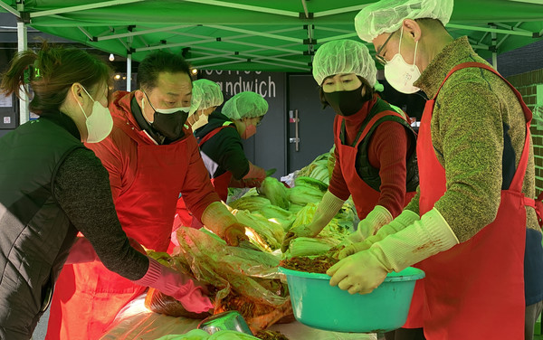 누구랄 것도 없이 아침 일찍부터 김장을 위해 바삐 움직였다.