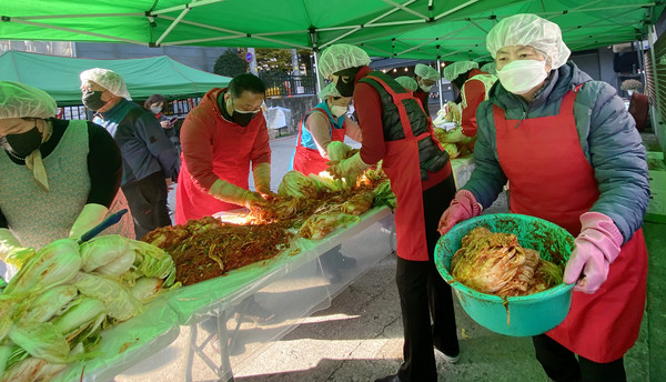 나르고 버무리고 각자의 역할과 움직임은 맛있는 김장김치를 만들었다. 