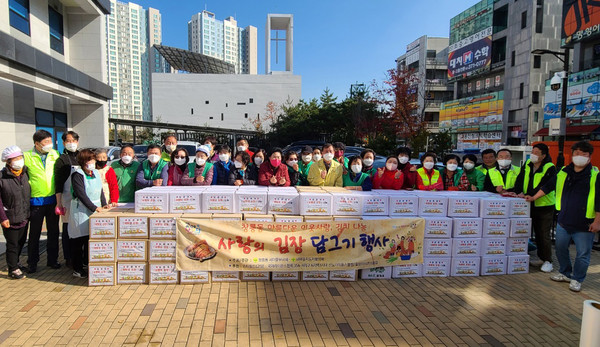 창릉동이 사랑의 김장담그기를 진행해 어려운 이웃에게 전달했다.