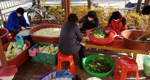 지역의 경로당에 전달할 깍두기를 담그고 있는 행신1동 주민자치회와 관계자들.