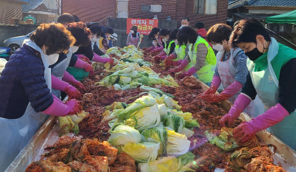 지역의 경로당에 나눌 김장김치를 담그고 있는 삼송동 관계자들