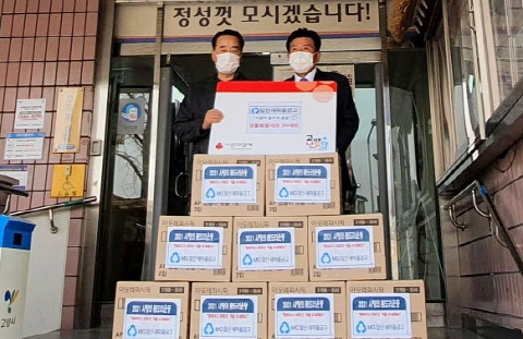 일산새마을금고가 정발산동에 사랑의 좀도리운동으로 생활용품세트를 전달했다.