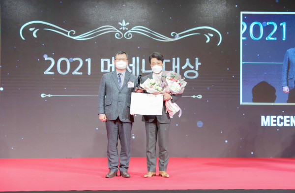 웨스틴조선호텔에서 17일 열린 2021 메세나대상 시상식에서 메세나인상을 수상하는 이왕준 이사장 (좌측 박태영 문화체육관광부 문화예술정책실장, 우측 이왕준 명지의료재단 이사장) [사진 = 명지병원]