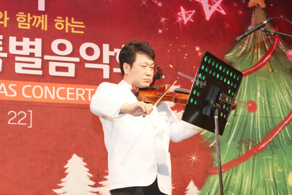 환우를 위한 음악회 무대에 깜짝 출연, 환우들에게 바이올린 연주를 선사하는 이왕준 이사장 