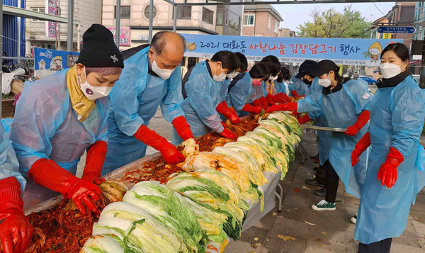 대화동 김장나눔에 동참한 관계자들이 정성스럽게 김치를 만들고 있다.