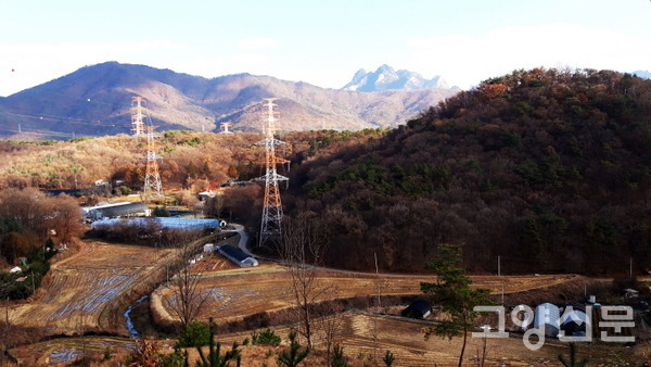 선유동 서리골 마을 뒤로 펼쳐진 노고산과 북한산 풍광.