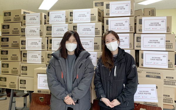 고양시드림스타트센터에서 물품전달식을 진행하고 있다. 사진 왼쪽)고양시 드림스타트 성옥경 사례관리사, 사진 오른쪽)굿네이버스 경기2본부 양예나 과장. (사진 제공=굿네이버스 경기2본부)