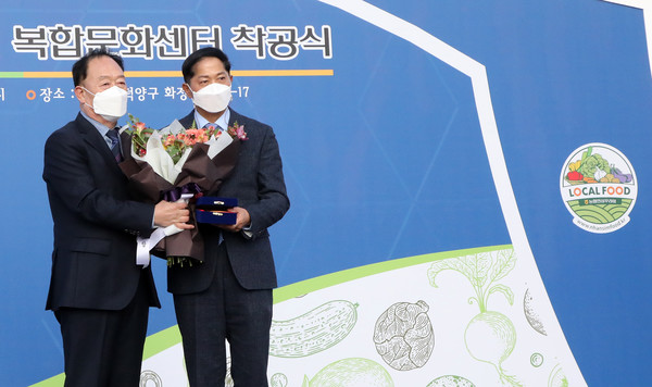  이재준 고양시장에게 감사패를 전달하고 있는 장순복 지도농협 조합장(왼쪽).