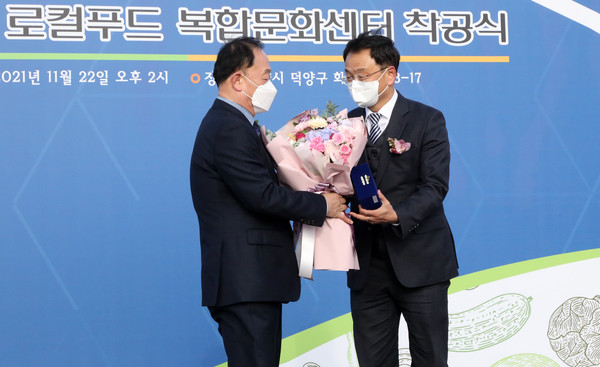 민경선 경기도의원(오른쪽)에게도 감사함을 전하는 지도농협 장순복 조합장.