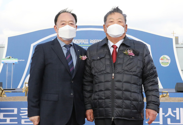 한상우 전 지도농협 조합장(오른쪽)도 착공식에 참석해 지도농협 발전에 큰 박수와 응원을 보냈다.