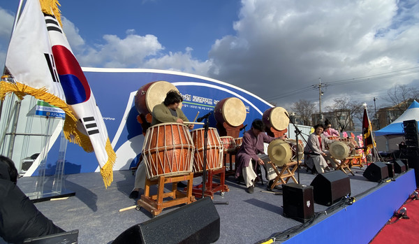 추운 날씨의 축하공연은 그 열정으로 온기를 전달했다.