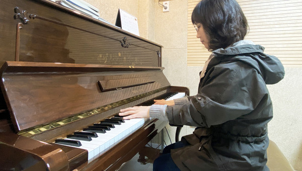 초등학교때 부모님이 사준 피아노로 연주를 하고 있는 작곡가 레마
