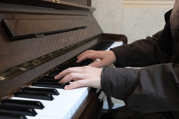 작곡가 레마의 작곡과 연주는 멈추지 않을 것이다. 시를 사랑하고 노래를 사랑하는 그의 손이 아름답다.