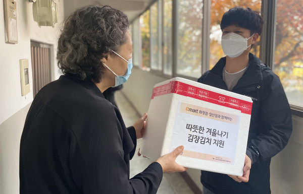 따뜻한 겨울나기 김장을 전달하고 있는 덕양행신종합사회복지관 관계자.