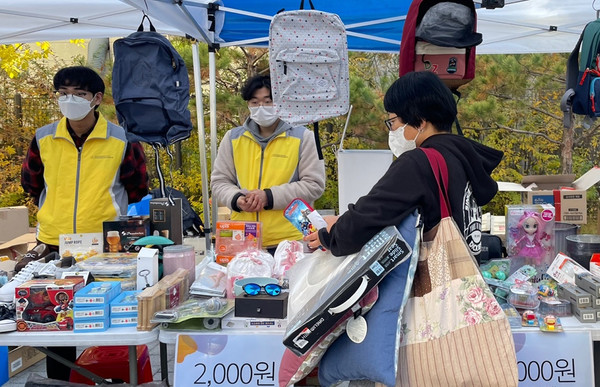 희망나눔 바자회에는 많은 주민이 찾아와 물품을 구입하고 후원금 조성에 동참했다.