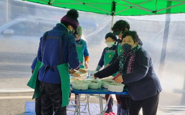 화정1동 새마을부녀회가 사랑의반찬 나눔을 진행하고 있다. 이날 반찬은 저소득층 40가구에 전달됐다.