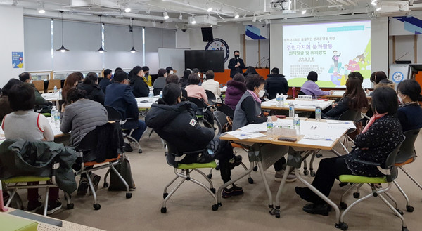 고양인재교육원 가와지볍씨홀에서 주민자치 역량강화 워크숍을 진행하고 있는 덕양구.