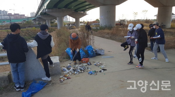 대장천에서 진행된 줍줍플로깅. [사진제공=고양자연생태연구회]