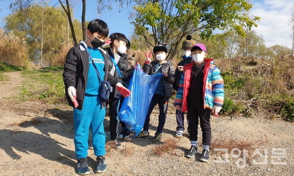 대덕생태공원에서 진행된 줍줍플로깅. [사진제공=고양자연생태연구회]