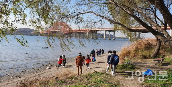 대덕생태공원에서 진행된 줍줍플로깅. [사진제공=고양자연생태연구회]