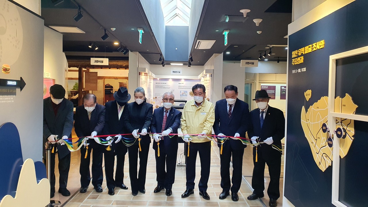 24일 고양가와지볍씨박물관 특별전 개막식에서 이융조 고양가와지볍씨박물관 명예관장, 이은만 고양가와지볍씨 보존회장, 우석 김정우 우석헌자연사박물관 설립자, 한국희 우석헌자연사박물관장, 박영신 연세대 명예교수, 이길용 고양시의회 의장 등이 테이프커팅을 하고 있다.