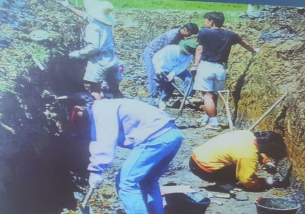 1991년 당시 발굴에 참여한 당시 충북대 학생들의 모습